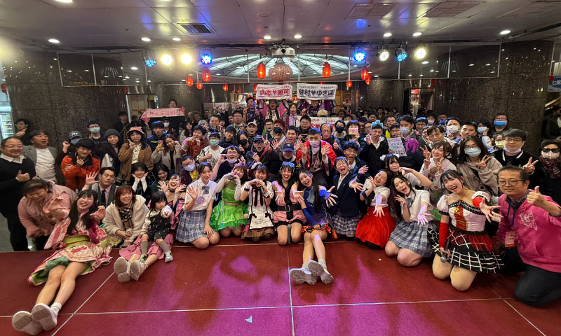 アイドル・声優活動をする写真