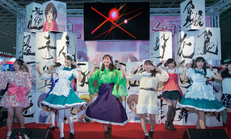 アイドル・声優活動をする写真